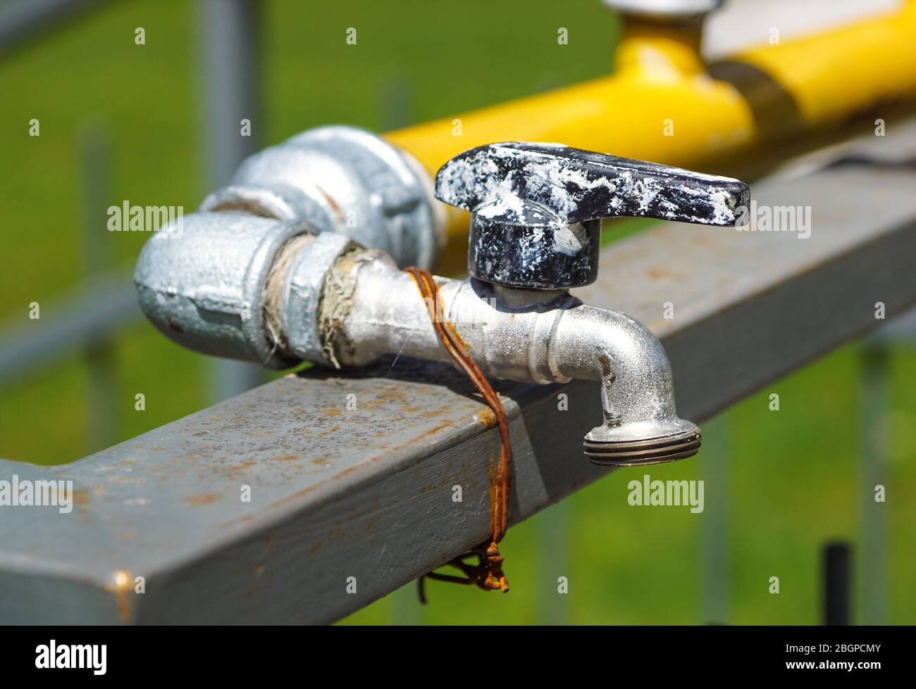Wasserhahn mit Trinkwasser, das Ventil ist geschlossen.Wasserverbrauchskonzept. Weltwassertag Stockfoto