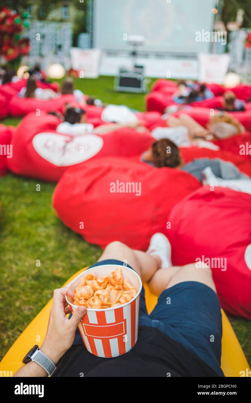 Legen Essen Snacks beim Film im Open Air Kino Stockfoto