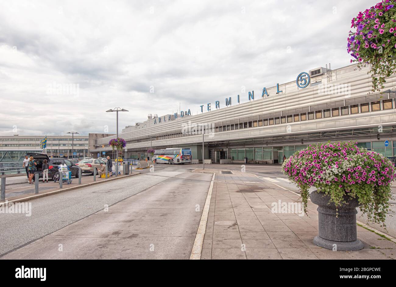 Stockholm/Schweden - 8. August 2019: Blick auf eine Auto- und Bushaltestellen-Straße vor dem Flughafen Arlanda mit Menschen Stockfoto