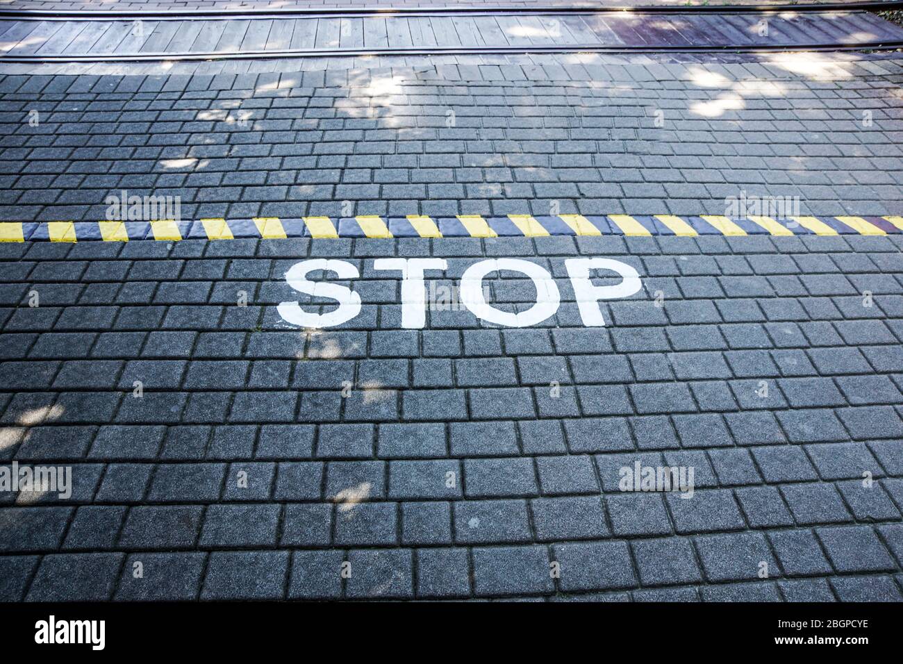 Stop auf dem Boden Asphalt Konzept Bild geschrieben Stockfoto