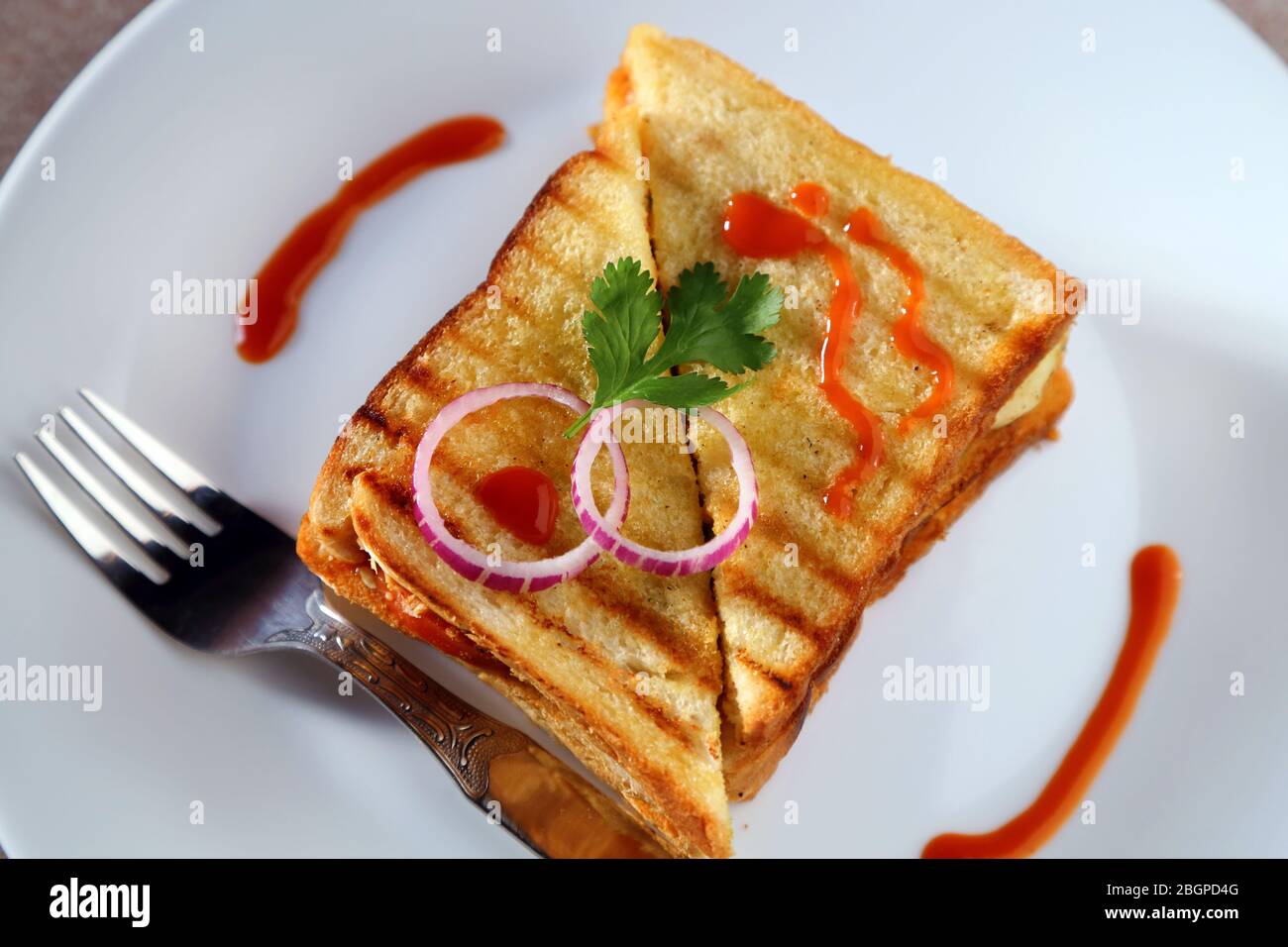 Ein Sandwich in einer weißen Keramikplatte Stockfoto