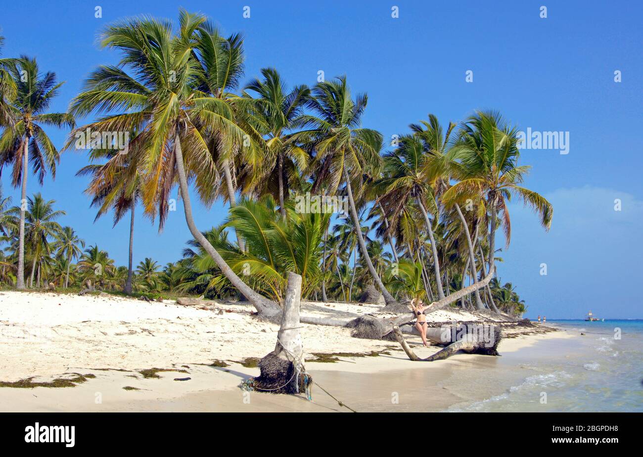 Junge Frau am Strand in der Karibik Stockfoto