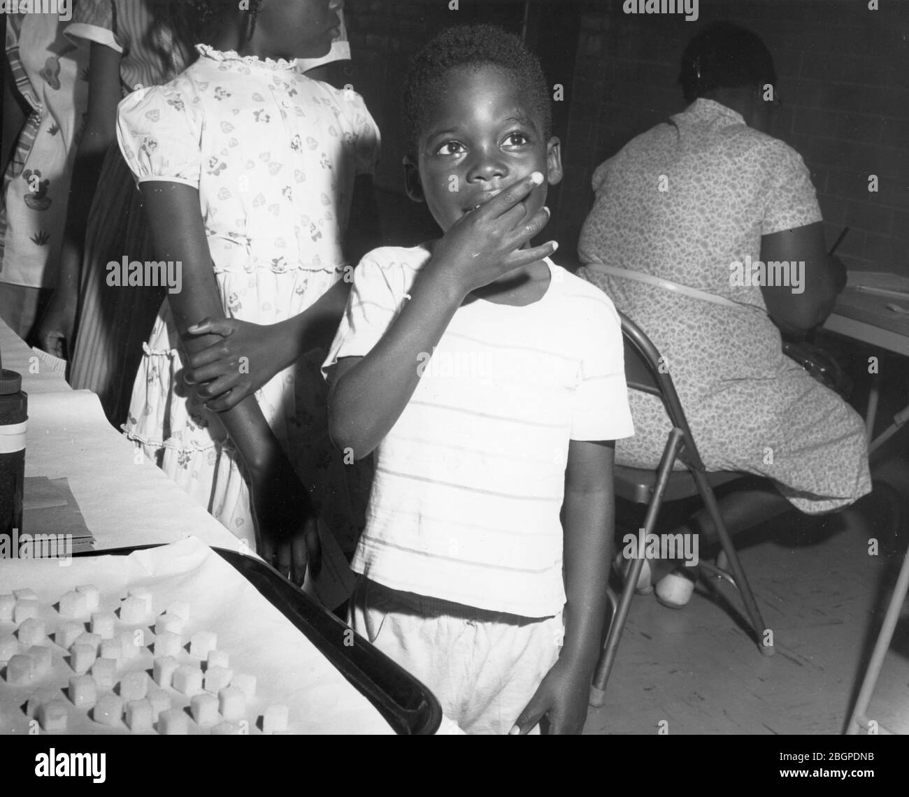 Kind, das den Sabin-Impfstoff für Polio-Impfung nimmt, 1967. Foto von United States Public Health Service Stockfoto