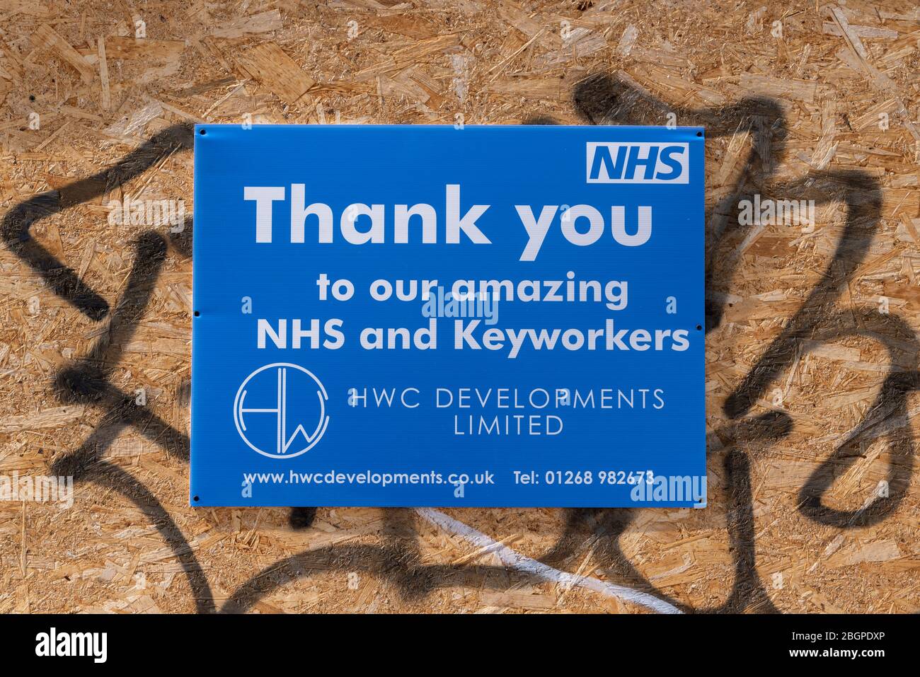 Danke NHS-Nachricht auf der Baustelle während der COVID-19 Coronavirus Pandemie Ausbruch Lockdown Periode in Westcliff, Southend on Sea, Essex, Großbritannien Stockfoto