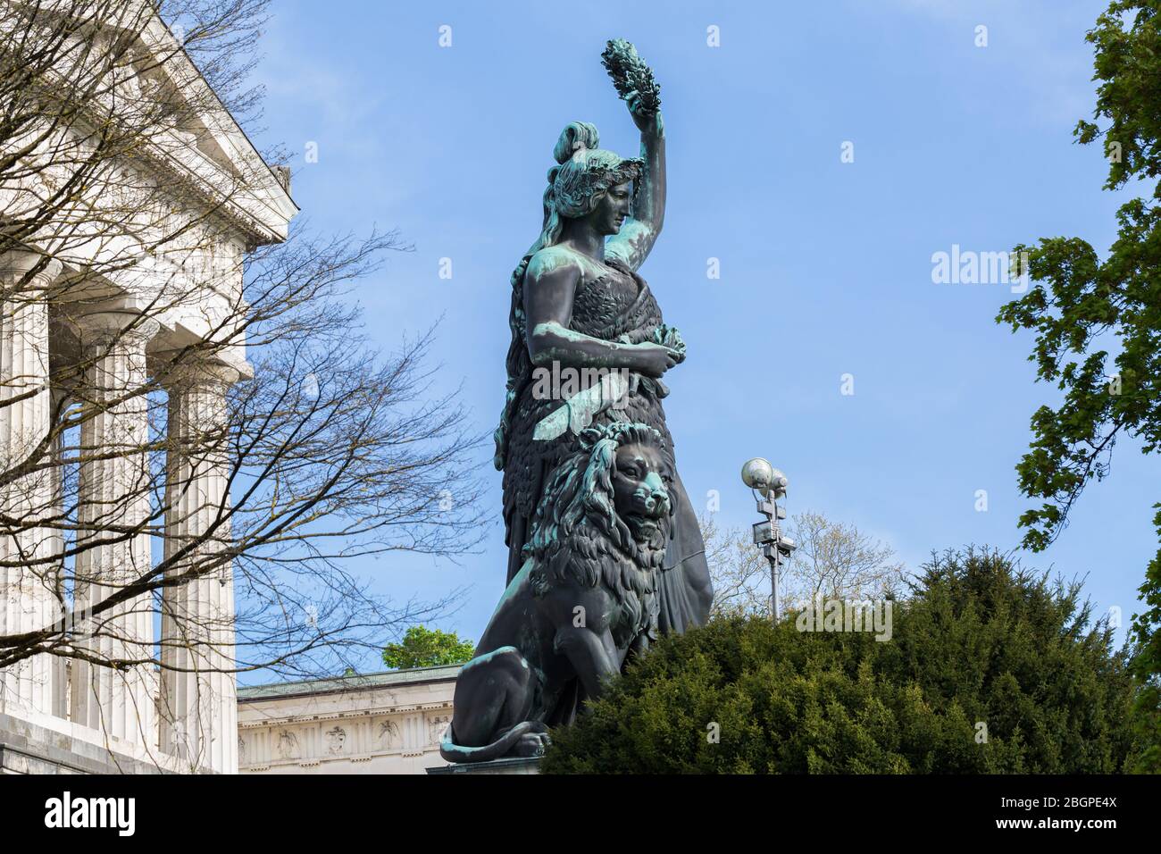 Seitenansicht der Bavaria Statue. Die Skulptur blickt auf die Theresenwiese, dem Ort des Oktoberfestes. Die Statue wurde 1850 eingeweiht. Stockfoto Seitenansicht der Bavaria Statue. Die Skulptur blickt auf die Theresenwiese, dem Ort des Oktoberfestes. Die Statue wurde 1850 eingeweiht. Stockfoto
