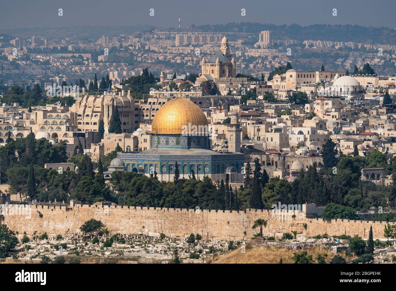 Israel, Jerusalem, al-Haram ash-Sharif, der Felsendom oder Qubbat as-Sakhrah wurde innerhalb der Mauern der Altstadt auf dem jüdischen Tempelberg und Standort des zweiten jüdischen Tempels gebaut. Es wurde um 692 n. Chr. abgeschlossen und ist die dritte heiligste Stätte im Islam. Die Altstadt von Jerusalem und ihre Mauern ist ein UNESCO-Weltkulturerbe. Stockfoto