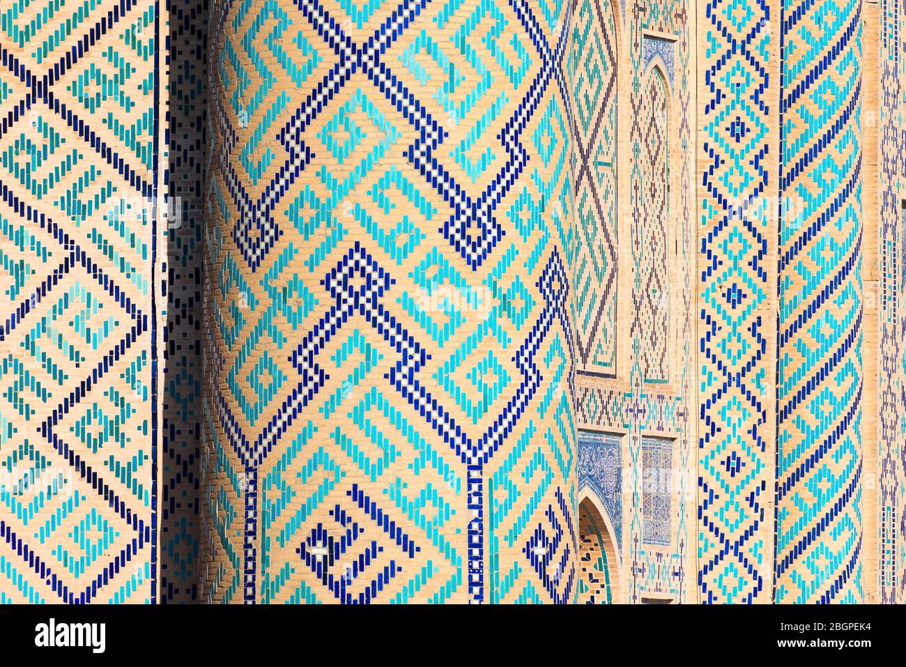 Nahansicht von Majolika und Keramikfliesen in Ulugh Beg Madrasah (islamische Schule). Das Hotel liegt am Registan Square, Samarkand, Usbekistan. Blau und Cyan. Stockfoto