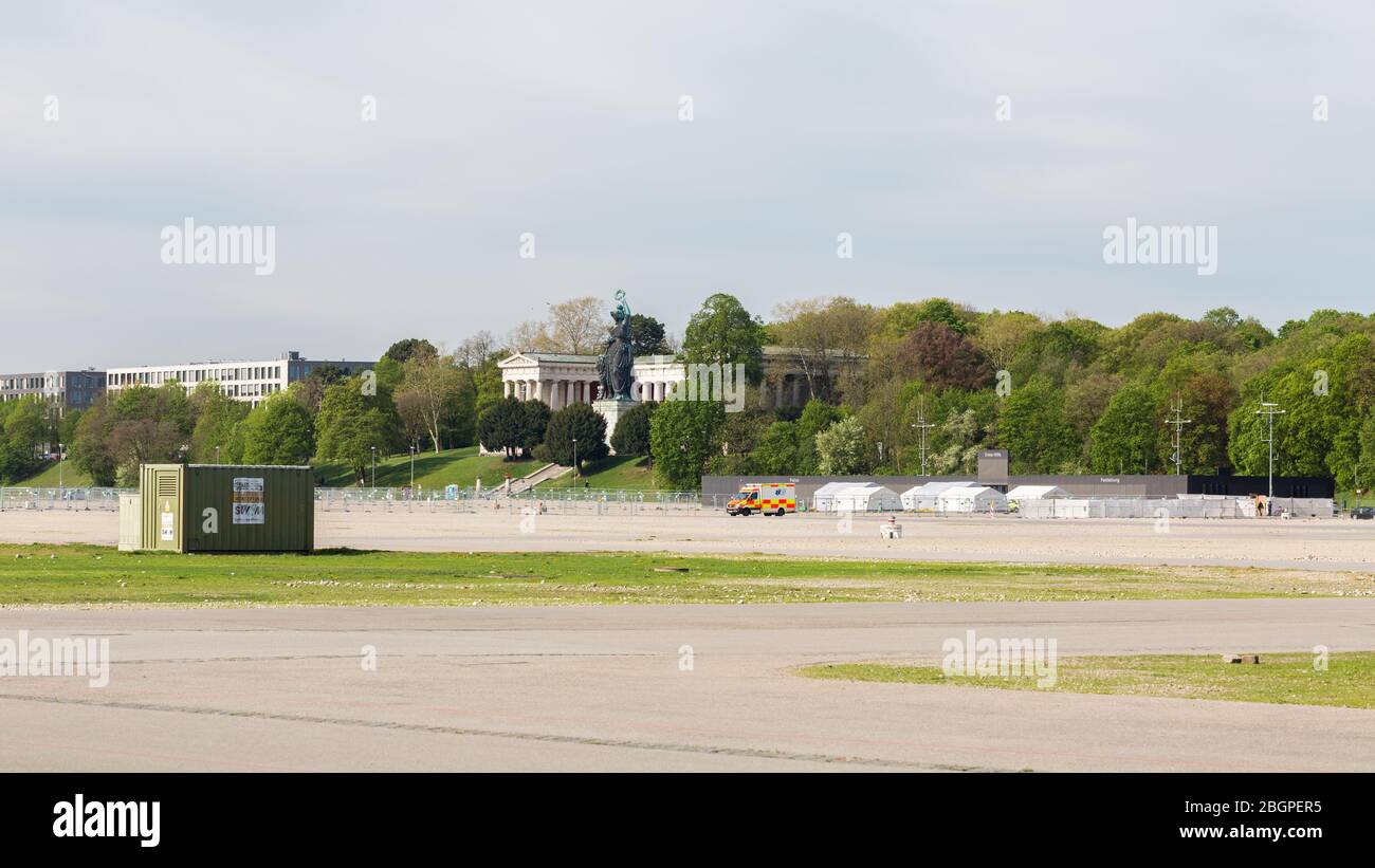 Panorama der Theresienwiese mit Bavaria Statue, Coronavirus Drive-in Teststation und Ambulanz. Wegen Covid-19 wurde das Oktoberfest 2020 abgesagt Stockfoto Panorama der Theresienwiese mit Bavaria Statue, Coronavirus Drive-in Teststation und Ambulanz. Wegen Covid-19 wurde das Oktoberfest 2020 abgesagt Stockfoto