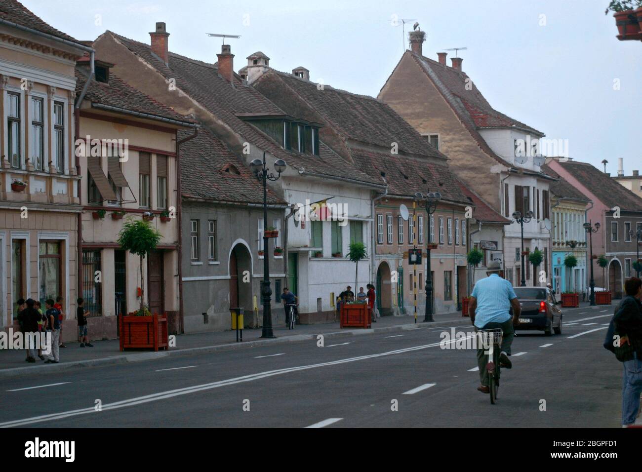 Traditionelle Nebenhäuser entlang der Straße in Cisnadie, Rumänien Stockfoto