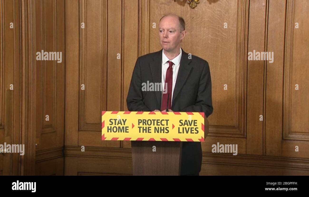 Bildschirmschnappschuss von Chief Medical Officer für England Chris witty während einer Medienbesprechung in Downing Street, London, über Coronavirus (COVID-19). Stockfoto