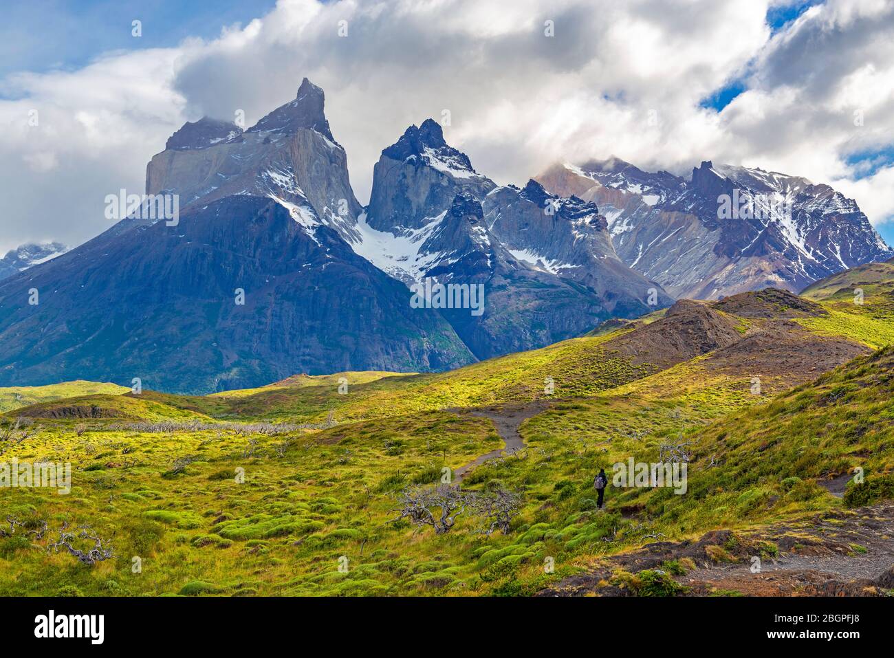 Backpacker Wandern auf dem W Trail vor dem Cuernos del Paine, Torres del Paine Nationalpark, Patagonien, Chile. Stockfoto