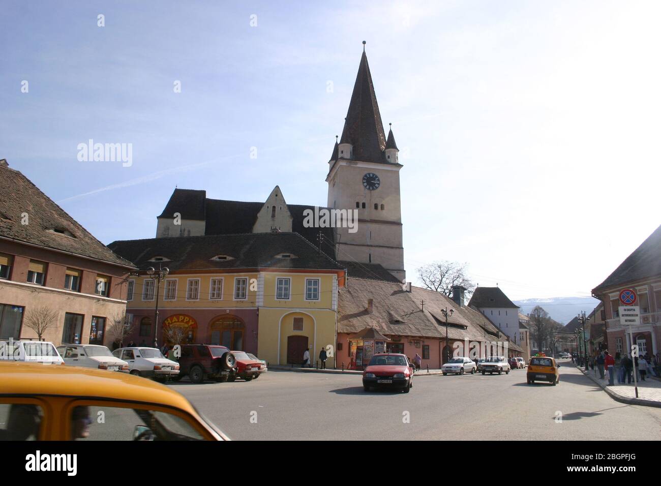 Der Hauptplatz in Cisnadie, Rumänien, wird von der befestigten Kirche aus dem 15. Jahrhundert dominiert Stockfoto
