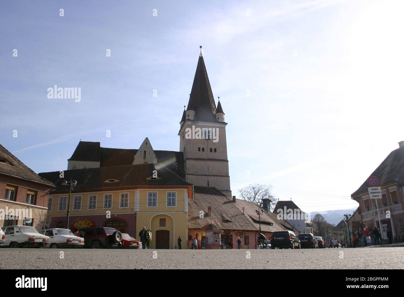 Der Hauptplatz in Cisnadie, Rumänien, wird von der befestigten Kirche aus dem 15. Jahrhundert dominiert Stockfoto