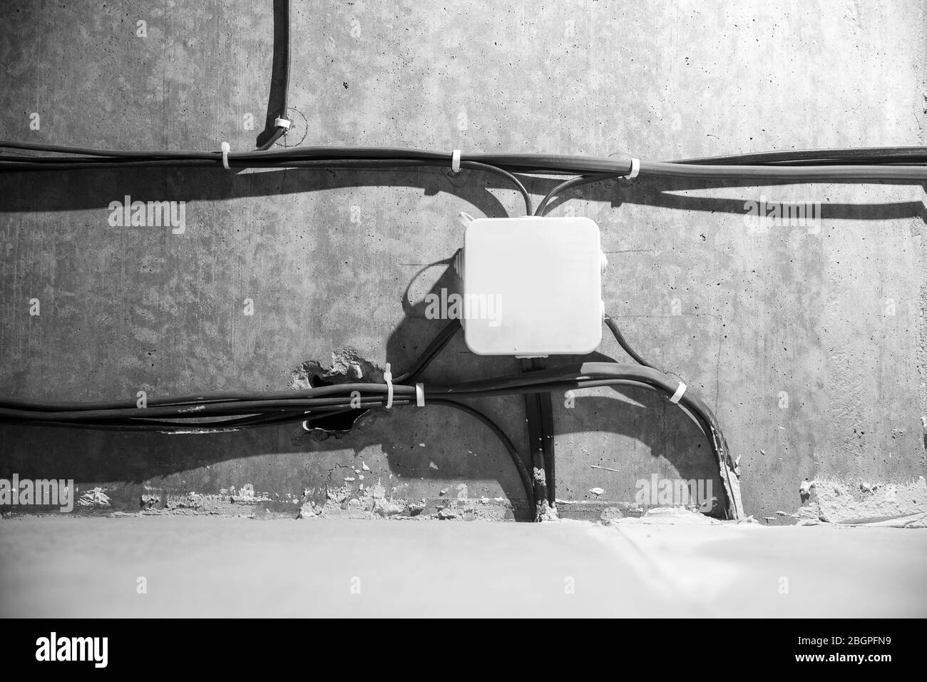 Elektrische Arbeiten, Schaltkasten für den Anschluss von Kupfer-Elektrodrähten in der Wohnung Stockfoto