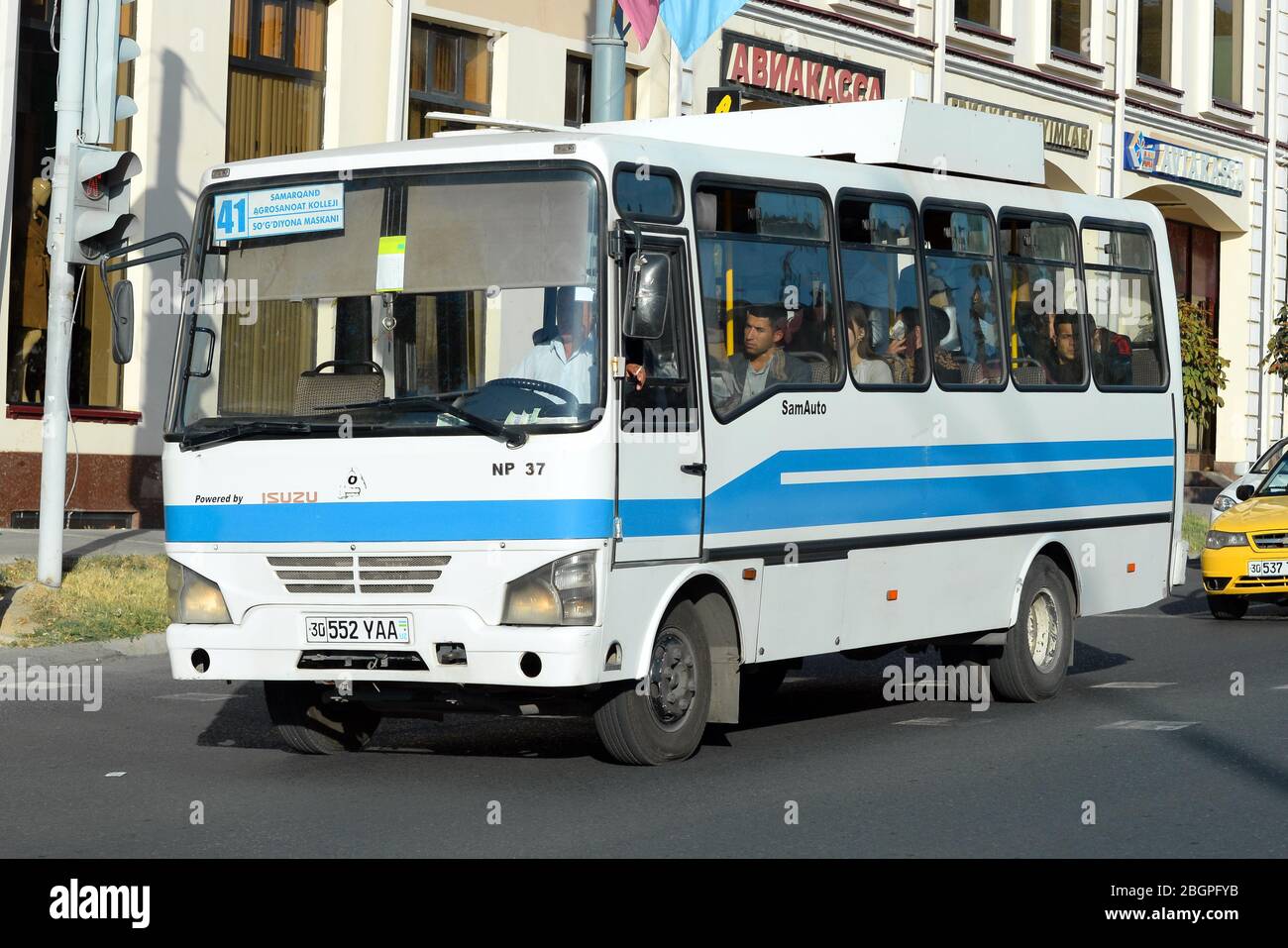 Öffentlicher Nahverkehr Bus mit Einheimischen in Samarkand, Usbekistan von Izuzu angetrieben und in SamAuto gebaut, Samarkand Automobilfabrik. Stockfoto