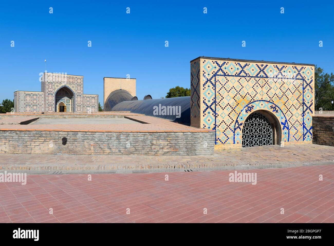 Außenansicht des Ulugh Beg Astronomischen Observatoriums in Samarkand, Usbekistan. Erbaut in den 1420er Jahren vom islamischen timuriden Astronomen Ulugh Beg. Stockfoto