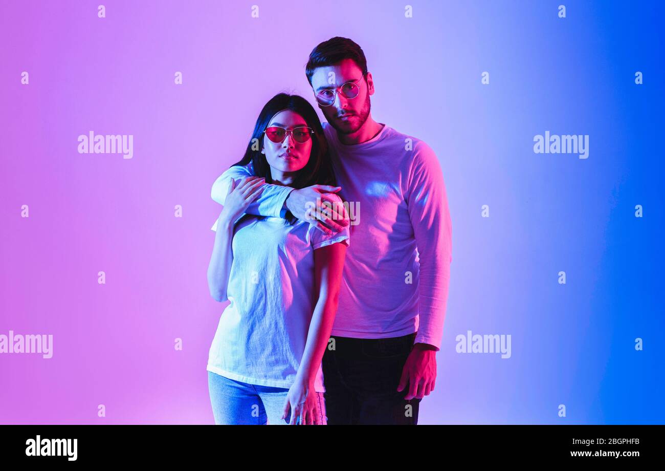 Europäischer Mann und asiatische Frau in Mode Brille Stockfoto