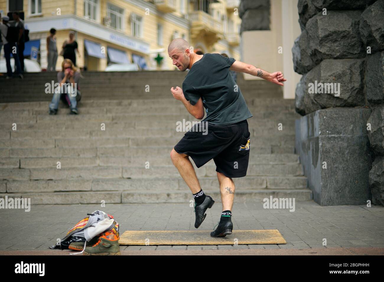 Junger Mann, Straßentänzer, der auf dem Bürgersteig einen Stepptanz vorführt. Juni 2012. Kiew, Ukraine Stockfoto