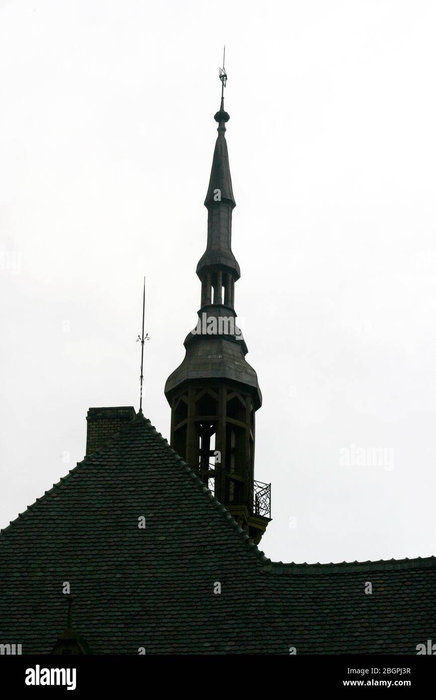 Architektonische Details des Gebäudes aus dem 19. Jahrhundert (Palatul Administrativ) im Zentrum der Stadt Deva, Rumänien. Stockfoto