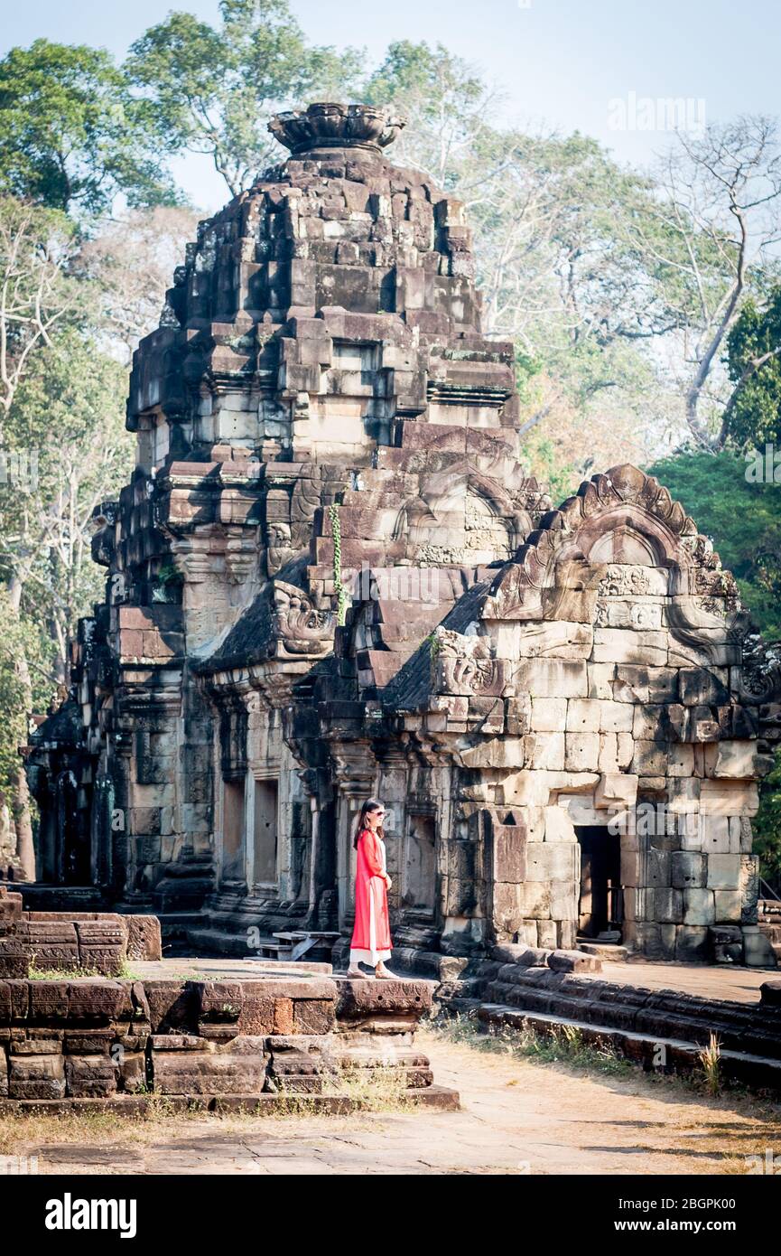 Asiatische Touristen machen ihren Weg durch die alten Tempel von Angkor Wat, Kambodscha. Selfies machen, Leitern klettern, durch die Gänge gehen und nehmen Stockfoto