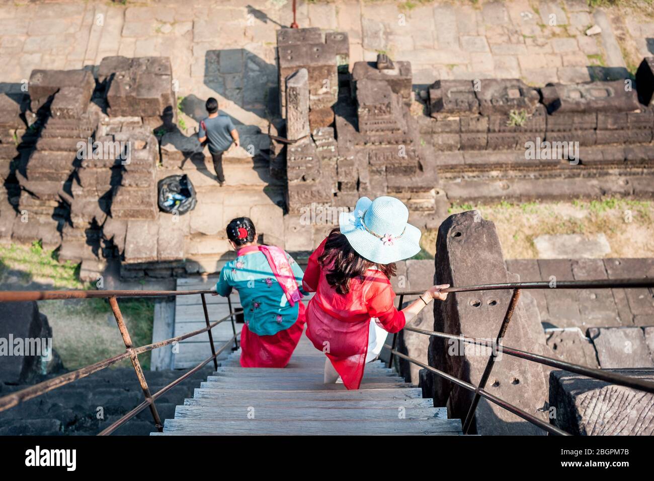 Asiatische Touristen machen ihren Weg durch die alten Tempel von Angkor Wat, Kambodscha. Selfies machen, Leitern klettern, durch die Gänge gehen und nehmen Stockfoto