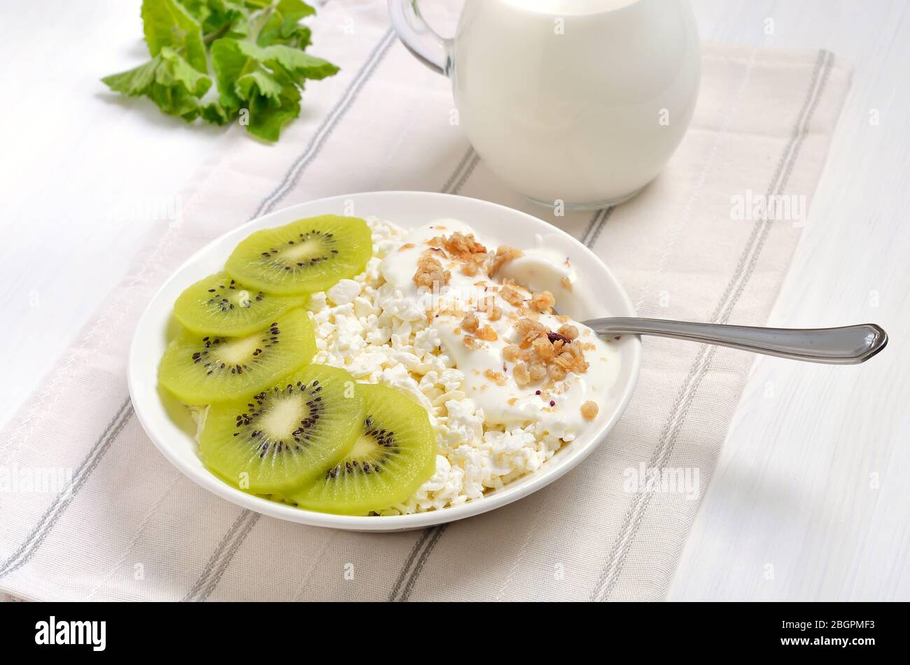 Quark mit Joghurt und Kiwi-Scheiben Stockfoto