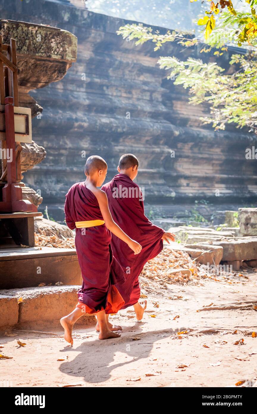 Junge kambodschanische Mönche wandern durch die unglaublichen Tempel von Angkor Wat, Kambodscha. Stockfoto