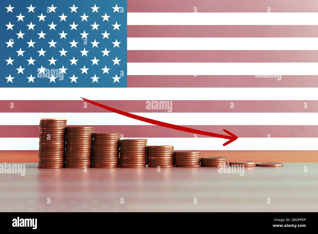 Stock Foto von Wirtschaftskrise und Rezession Konzept in den USA mit absteigenden Treppe von Münzen und Flagge im Hintergrund Stockfoto