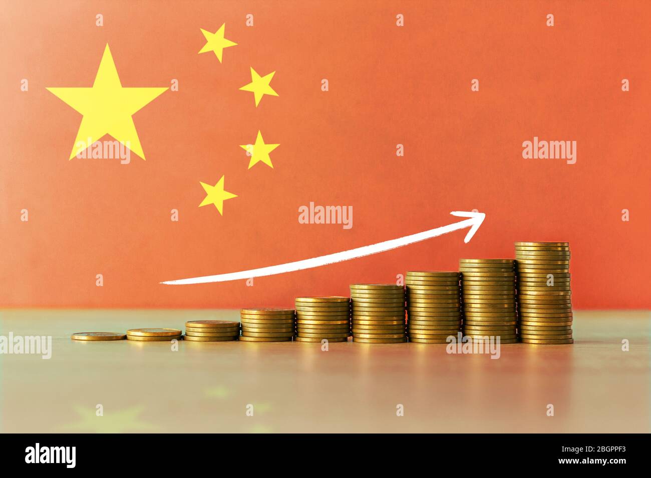 Stockfoto des Konzepts der wirtschaftlichen Erholung und des Wohlstands in China mit einer aufsteigenden Treppe von Münzen und der Flagge im Hintergrund Stockfoto