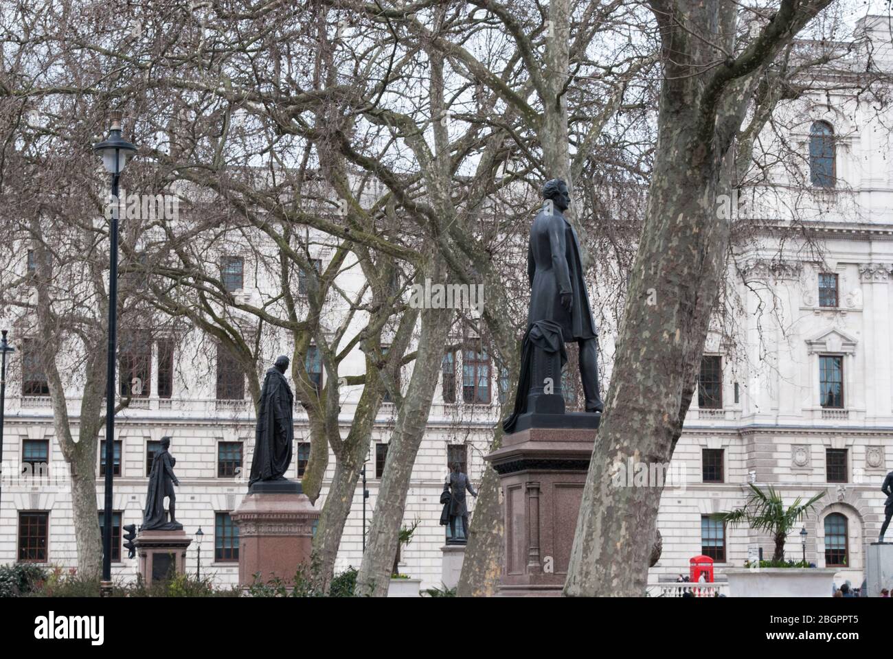 Sir Robert Peel Benjamin Disraeli 1. Earl of Beaconsfield Statue in Parliament Square, London SW1 von Matthew Noble Mario Raggi Stockfoto