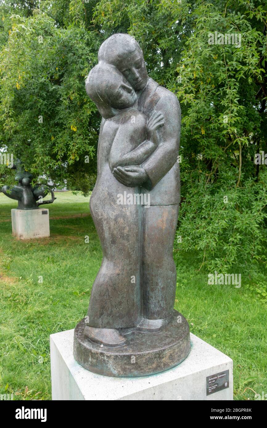 Piltur Og Stúlka (Boy and Girl, 1931) von Ásmundur Sveinsson im Asmundur Sveinsson Sculpture Garden, Reykjavik, Island. Stockfoto