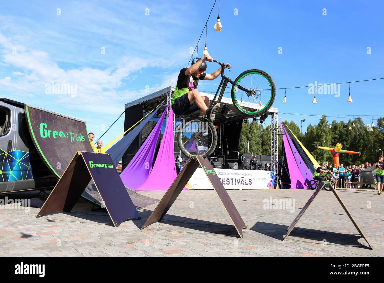 Junge Männer professionelle bmx Fahrer Outdoor-Leistung. Trickwettbewerb auf einem Fahrrad. Riskanter Sport. Stockfoto