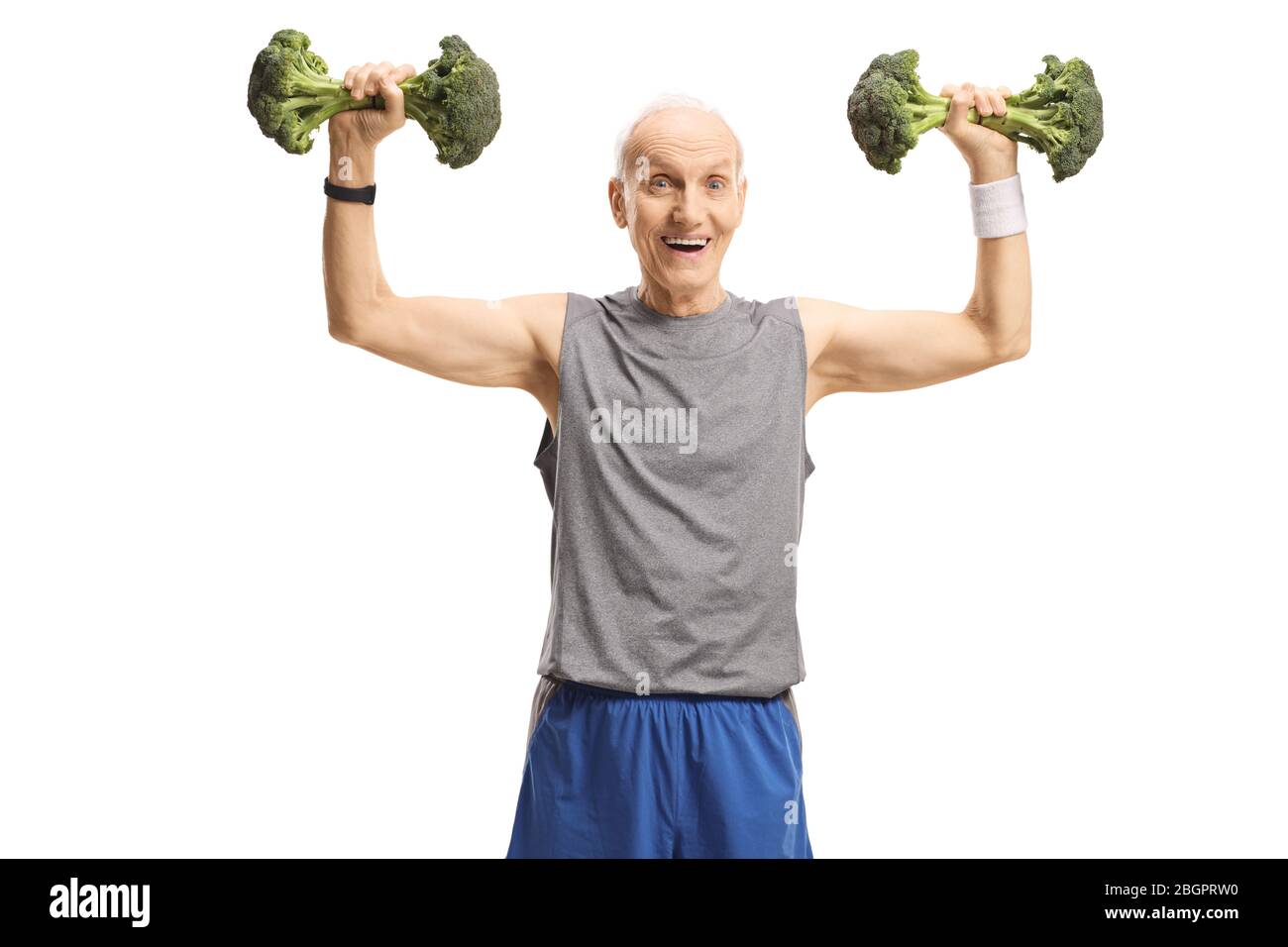 Ältere Mann in Sportbekleidung Heben Broccoli statt Gewichte auf weißem Hintergrund isoliert Stockfoto