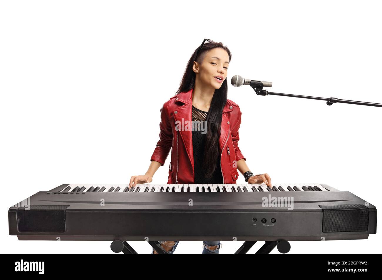 Frau spielt eine Tastatur und singt auf einem Mikrofon isoliert auf weißem Hintergrund Stockfoto