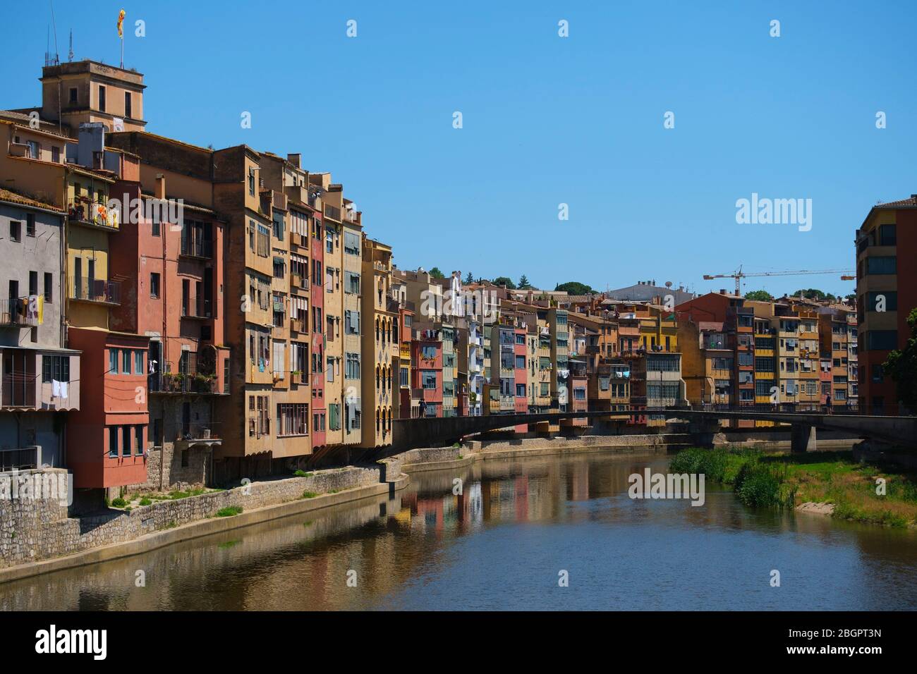 Bunte Häuser am Ufer des Flusses Onyar in Girona, Spanien, Europa Stockfoto