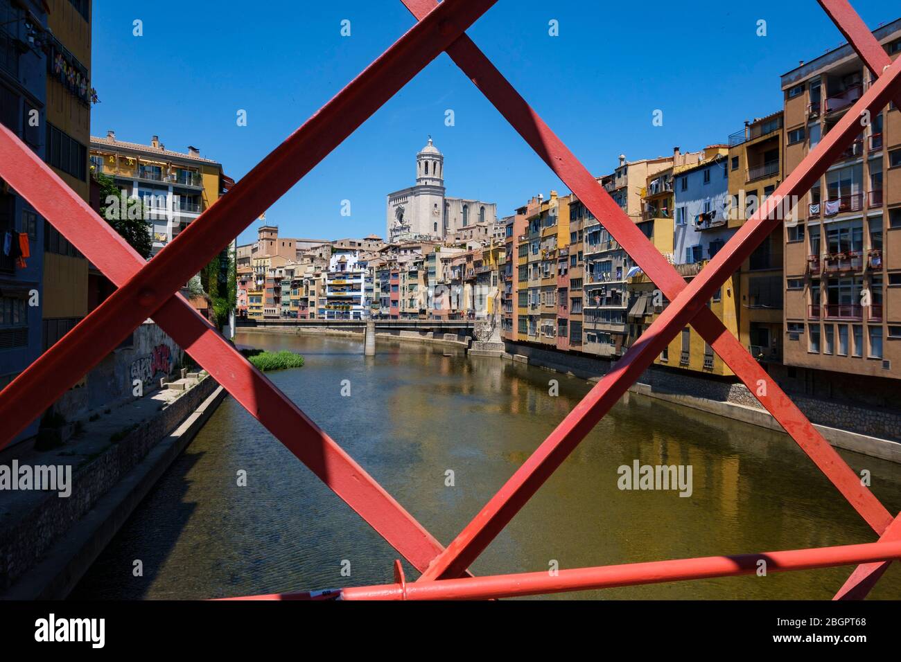 Skyline durch die eiserne Struktur des Eiffelturms gestaltet Pont de les Peixateries Velles in Girona, Spanien, Europa Stockfoto