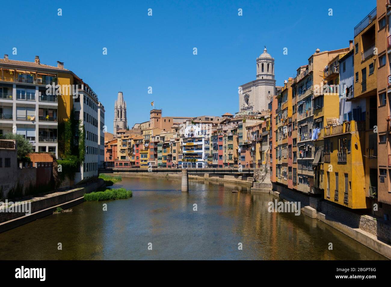 Bunte Häuser am Ufer des Flusses Onyar in Girona, Spanien, Europa Stockfoto