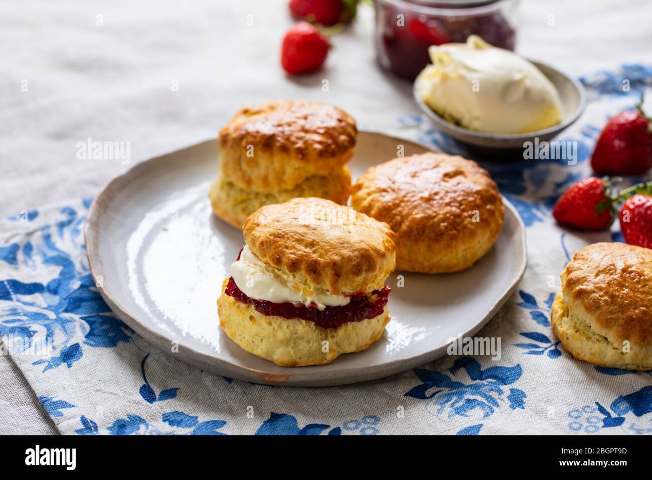 Scones Mit Sahne und Marmelade Stockfotos und -bilder Kaufen - Alamy