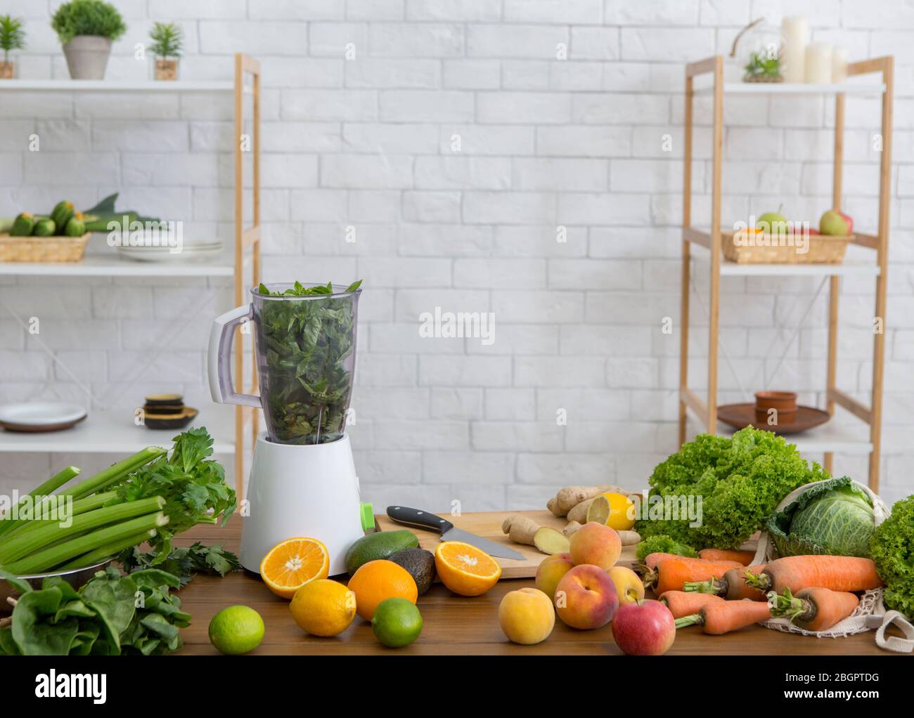 Der elektrische Mixer zum Herstellen von Obst- und Gemüsesaft Stockfoto