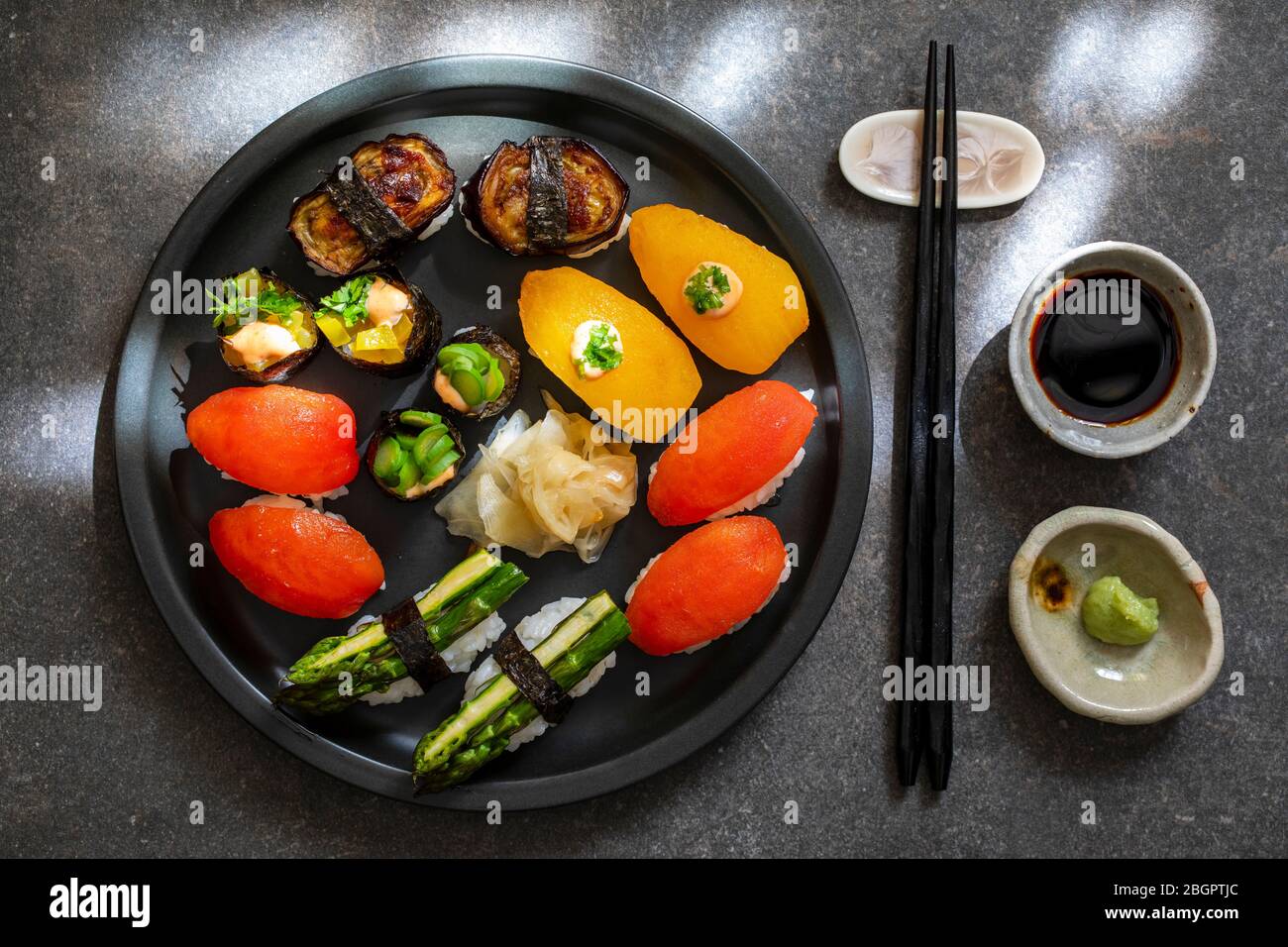 Auswahl an veganem Sushi mit Tomaten, Aubergine, Spargel und Pfeffer Stockfoto