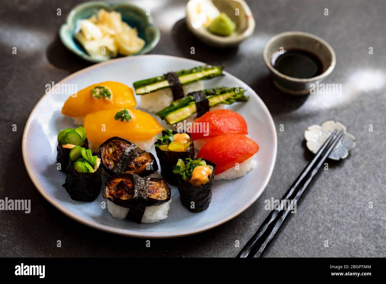 Auswahl an veganem Sushi mit Tomaten, Aubergine, Spargel und Pfeffer Stockfoto