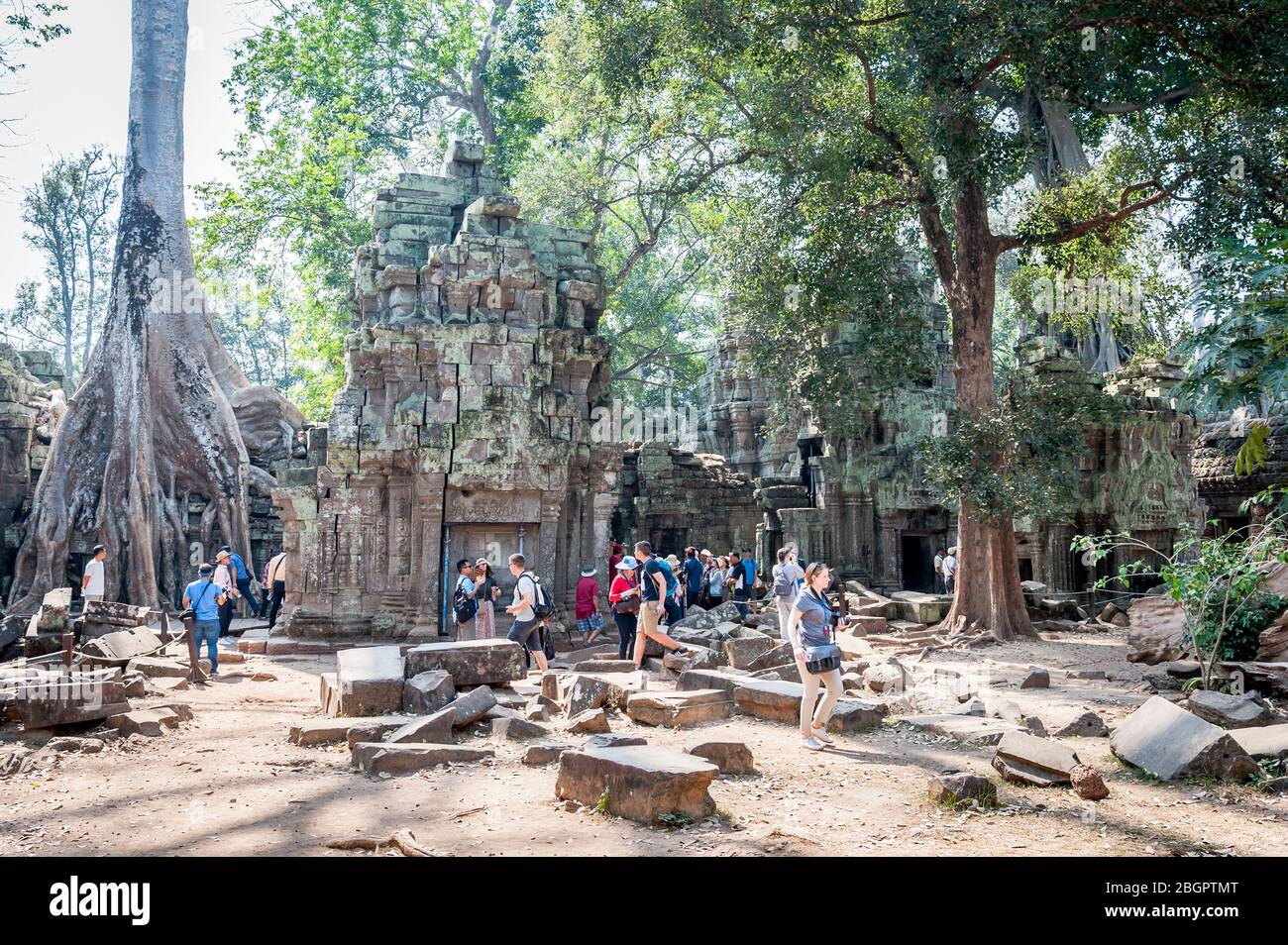 Touristen wandern zwischen den alten Tempeln von Angkor Wat, Kambodscha. Stockfoto
