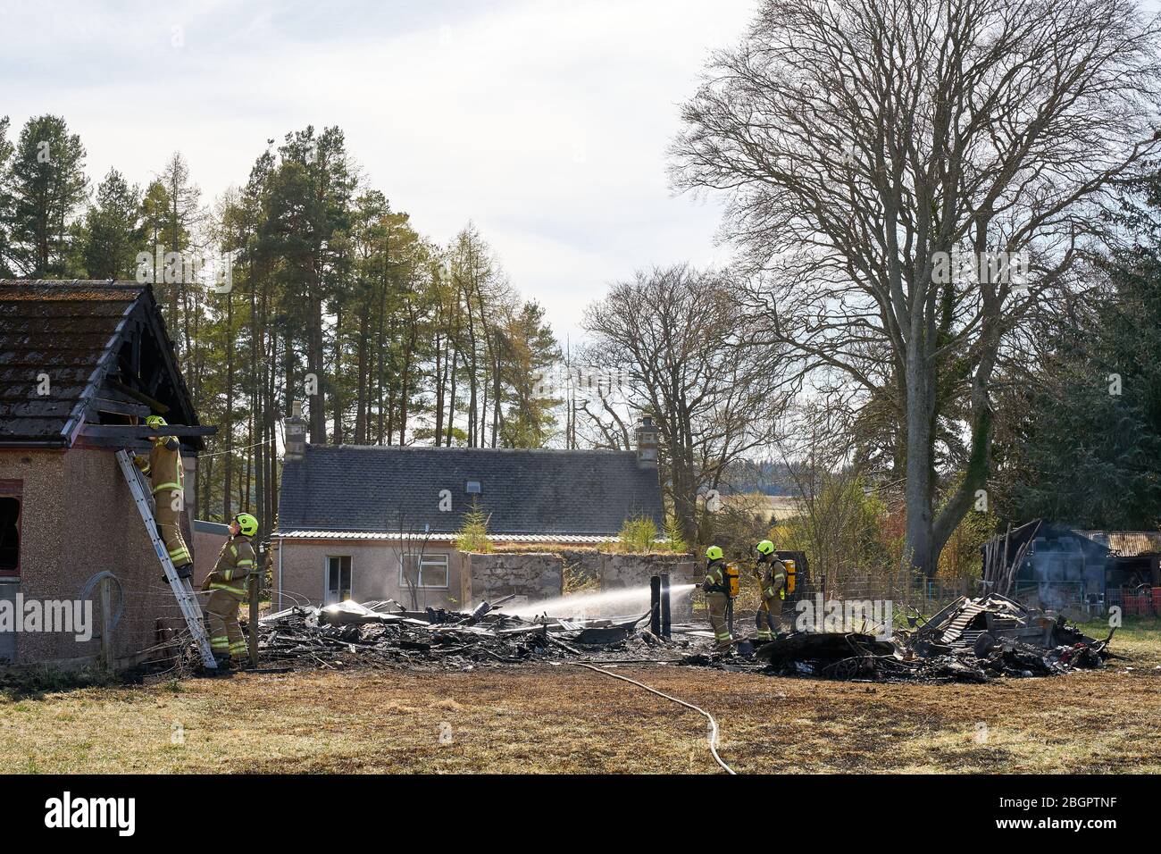 Dunphail Garage, Dunphail, Forres, Moray, Großbritannien. April 2020. GROSSBRITANNIEN, IV36 2QQ. Dies ist die Szene des Feuers, an der 4 Einheiten von SFRS teilnahmen. Das Holzgebäude wurde völlig zerstört. Quelle: JASPERIMAGE/Alamy Live News Stockfoto