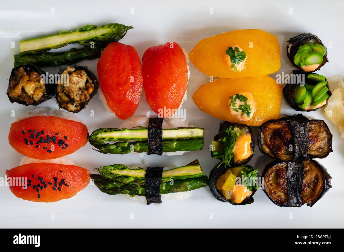 Auswahl an veganem Sushi mit Tomaten, Aubergine, Spargel und Pfeffer Stockfoto