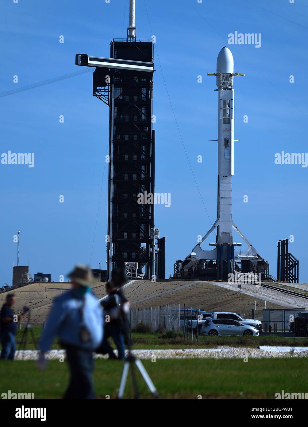 22. April 2020 - Kennedy Space Center, Florida, USA - EINE SpaceX Falcon 9 Rakete mit der siebten Charge von 60 Starlink Satelliten, die globalen Internet-Service zur Verfügung stellen wird, steht bereit für den Start am 22. April 2020 auf Pad 39A im Kennedy Space Center in Florida. (Paul Hennessy/Alamy) Quelle: Paul Hennessy/Alamy Live News Stockfoto