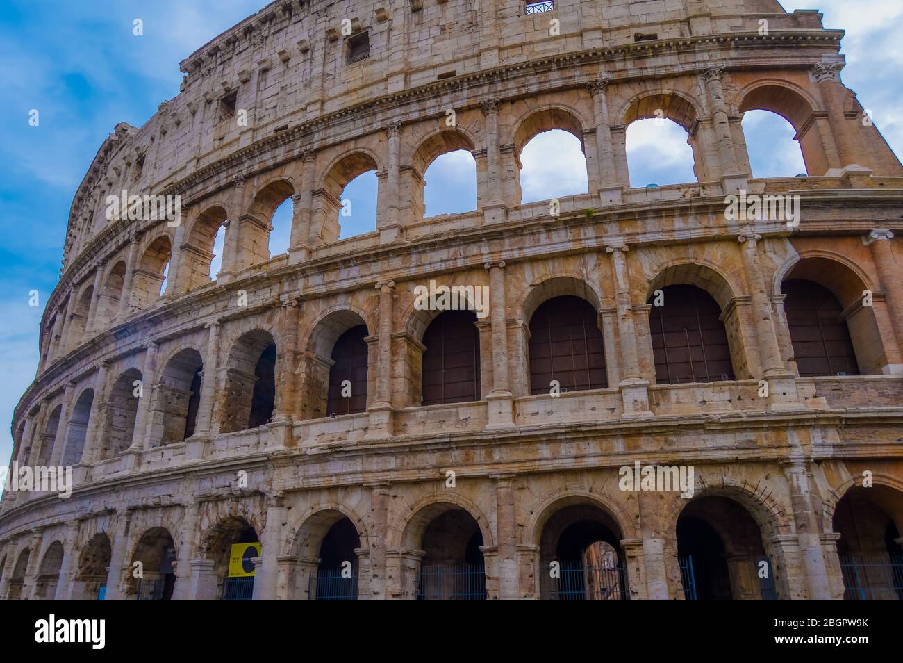 Künstlerische Ruinen des römischen Kolosseum, eines antiken Gladiatoren-Amphitheaters in Rom Italien Europa Stockfoto