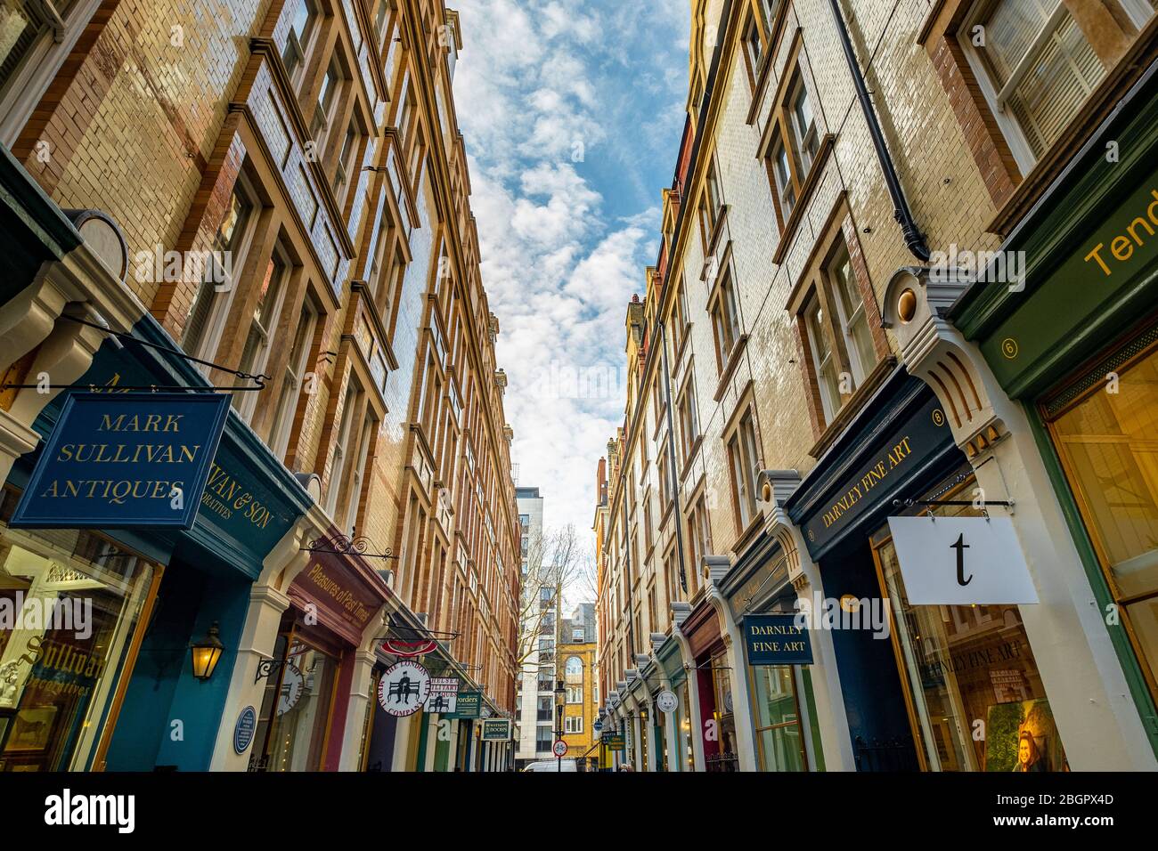 LONDON - FEBRUAR 2020: Cecil Court im Londoner West End, einer wunderschönen viktorianischen Straße mit Antiquitätenläden und Buchläden in Covent Garden Stockfoto