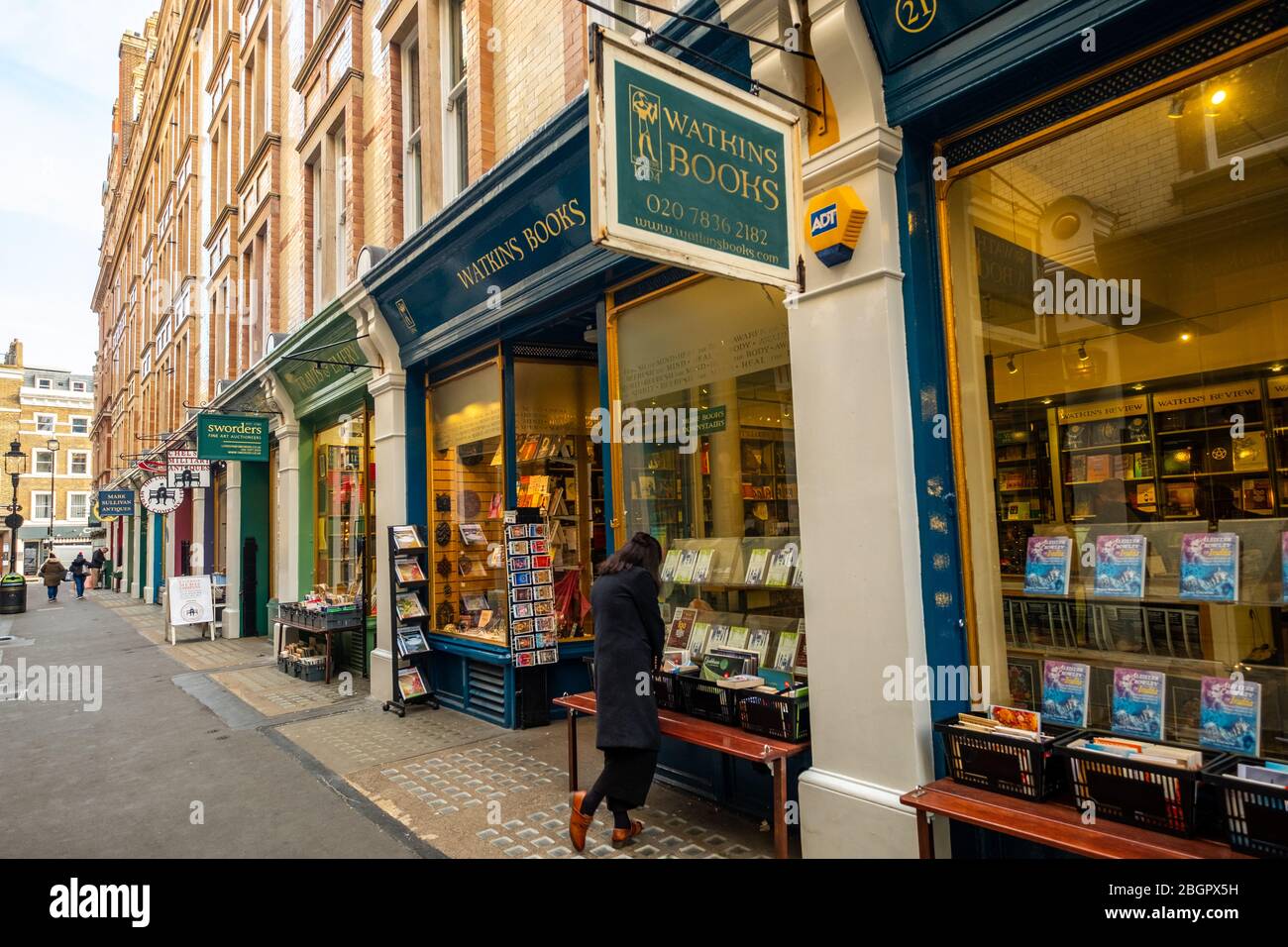 LONDON - FEBRUAR 2020: Cecil Court im Londoner West End, einer wunderschönen viktorianischen Straße mit Antiquitätenläden und Buchläden in Covent Garden Stockfoto