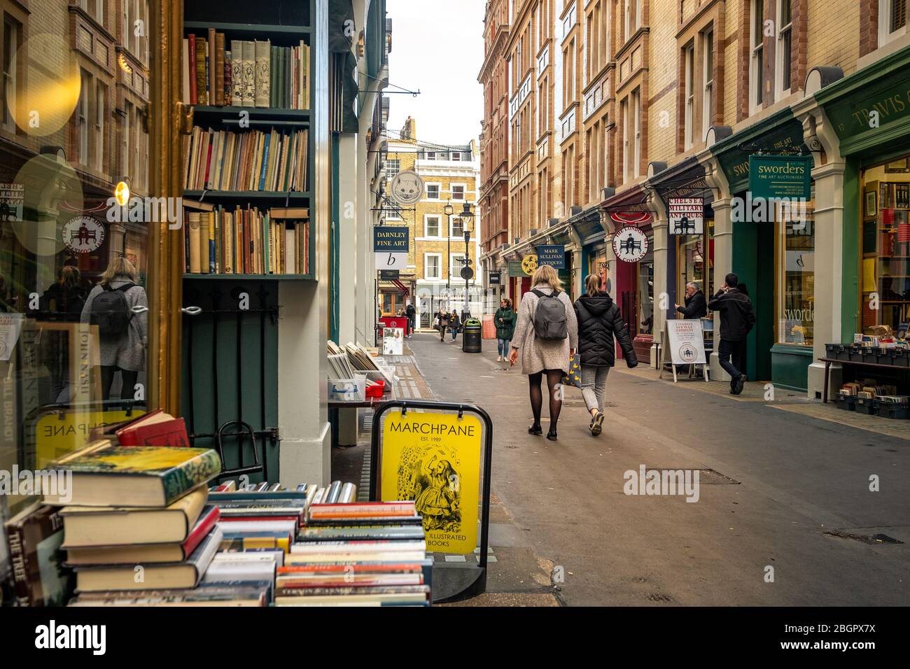 LONDON - FEBRUAR 2020: Cecil Court im Londoner West End, einer wunderschönen viktorianischen Straße mit Antiquitätenläden und Buchläden in Covent Garden Stockfoto