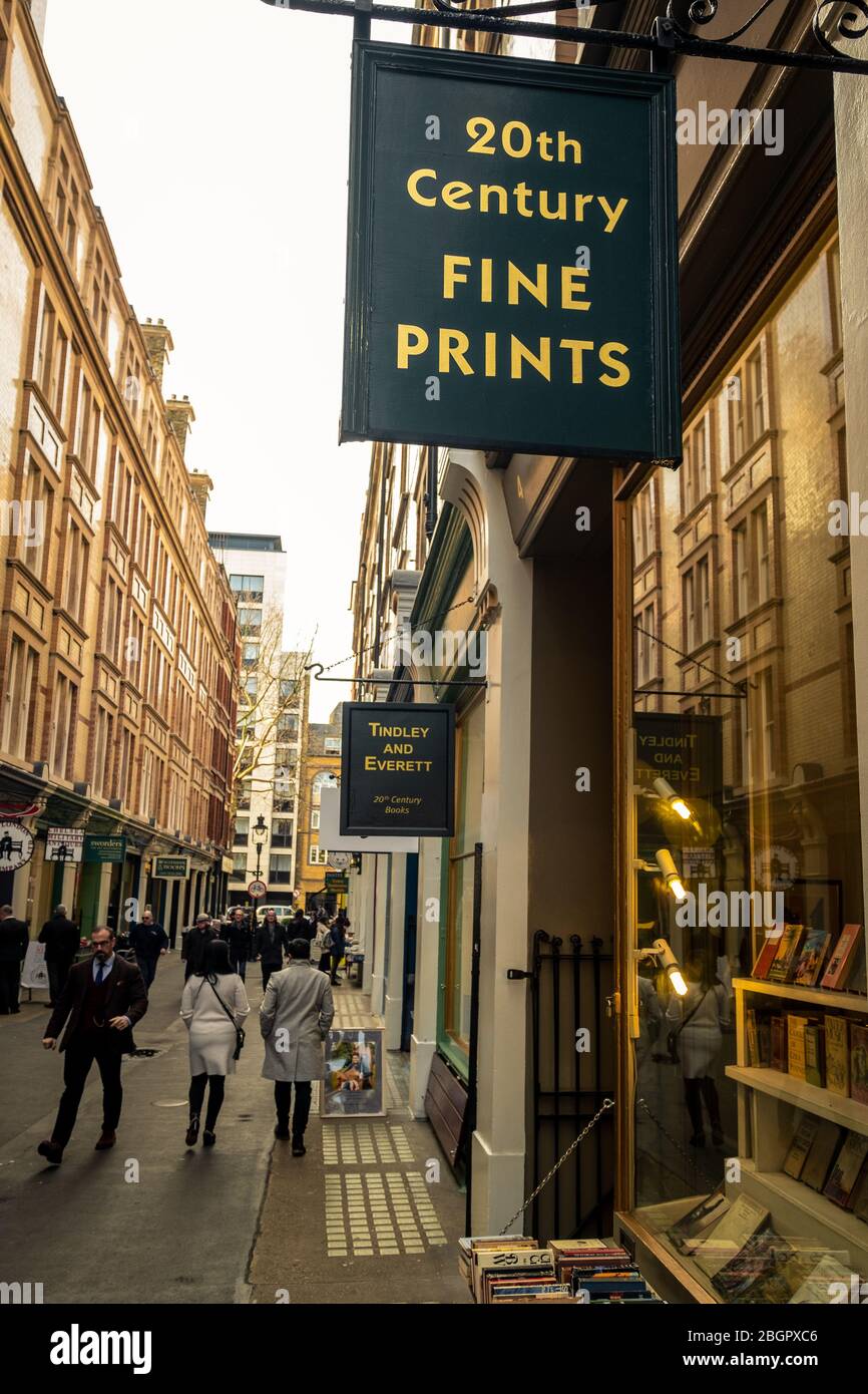 LONDON - FEBRUAR 2020: Cecil Court im Londoner West End, einer wunderschönen viktorianischen Straße mit Antiquitätenläden und Buchläden in Covent Garden Stockfoto